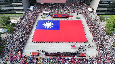 中市國慶升旗亮點一次看！冠軍少棒領唱、陸空展旗、POLI水壺限量送